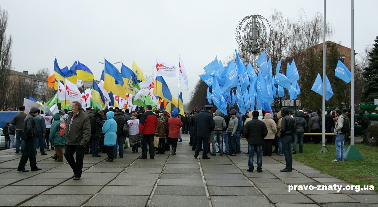 У Броварах під стінами міськради мітингувала опозиція та влада. Через міліцейський кордон cover image