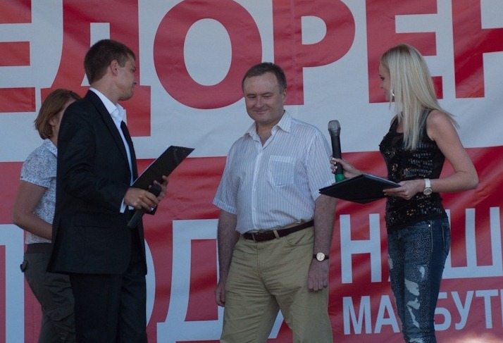 Федоренко частував молодь алкоголем та просив по 50 гривень за… «рінгтон».ФОТО, ВІДЕО