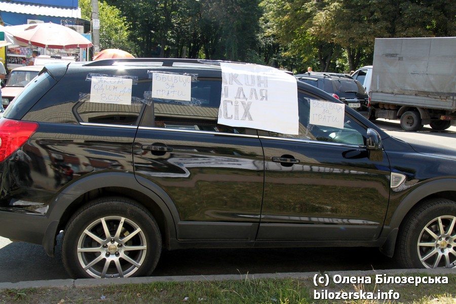 Біля броварського суду відбулись сутички прихильників Запорожця та комуністів з гаслами «Вбивцю за ґрати!»