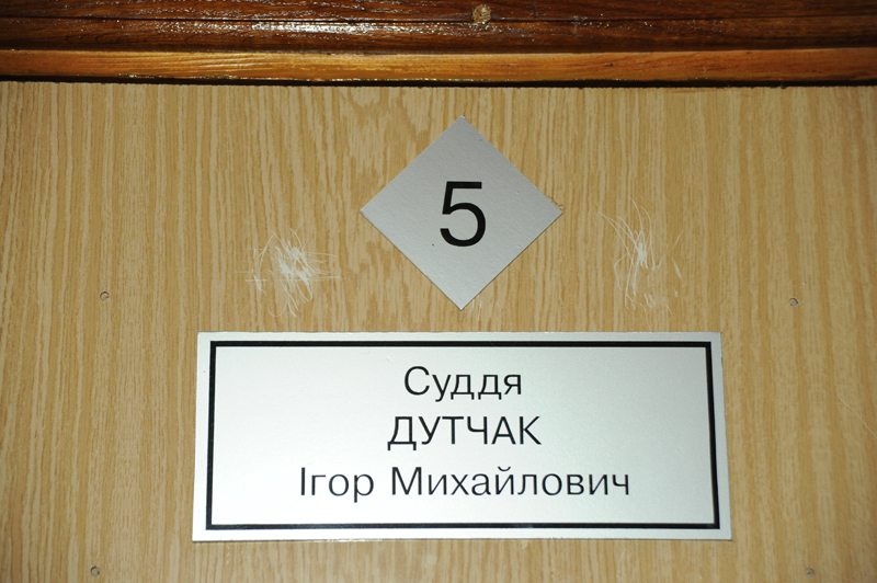 Замість відкритого судового засідання – розмова у кабінеті судді за закритими дверима