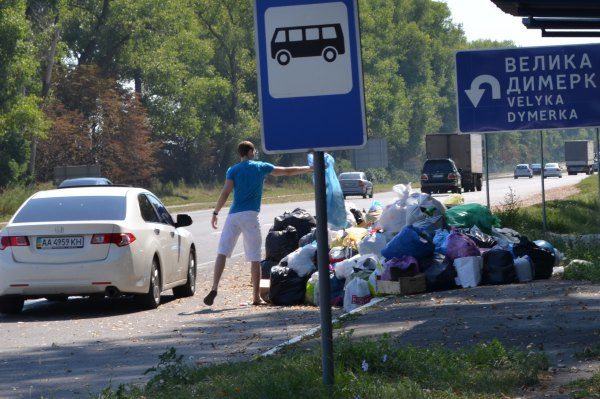 Хто викидає сміття на узбіччя біля Броварів? Фото й імена правопорушників