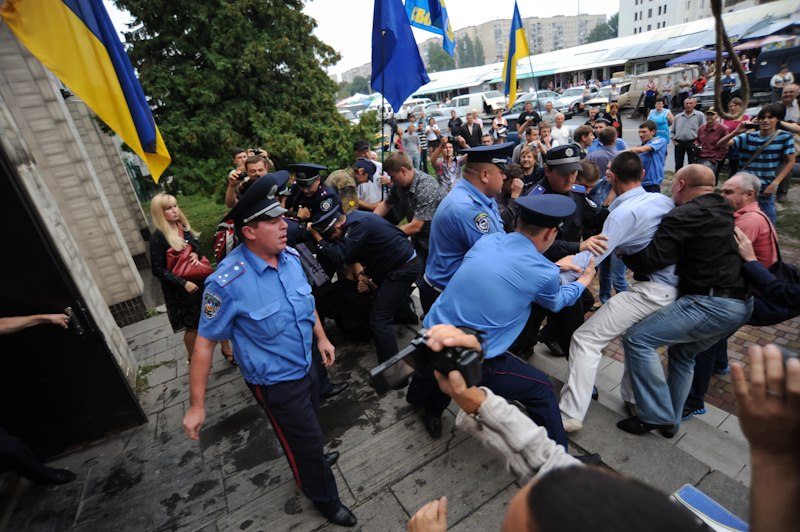 Броварська міліція розігнала мирну акцію біля суду та затримала 6 осіб - ВІДЕО