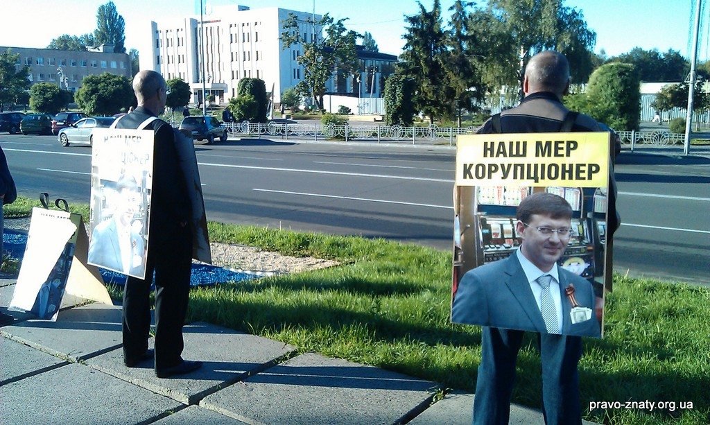 Мітинг об'єднаної опозиції у Броварах відбувся гучно, але без партійних прапорів - ФОТО cover image