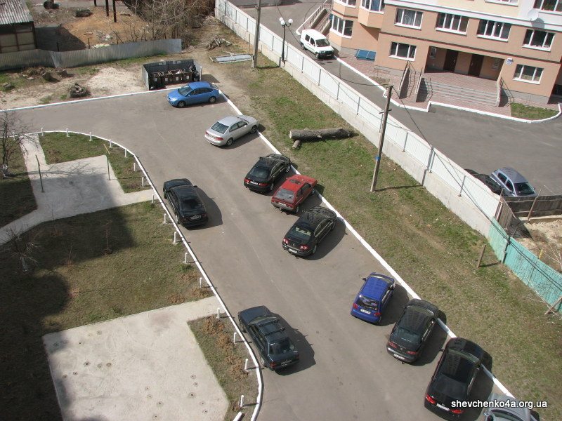 "Прибудинковий" конфлікт мешканців мікрорайону депутат розсудив на власну користь