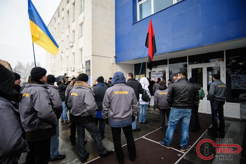 Страйкарі за підтримки нардепів сіли за стіл переговорів з керівництвом "Чистих матеріалів"