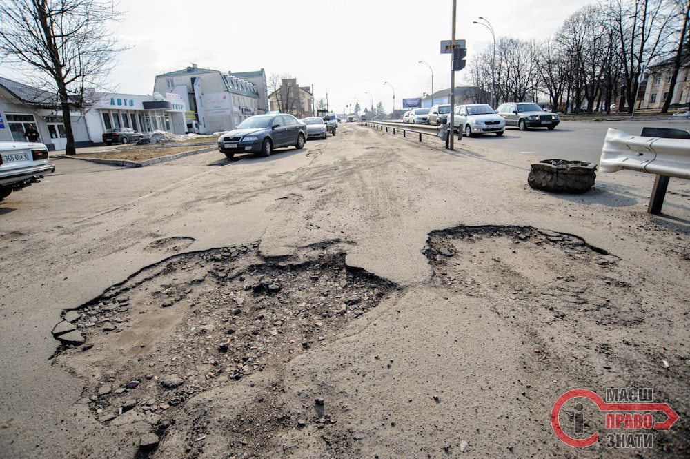 Броварчани збираються самотужки залатати дірки на міських дорогах