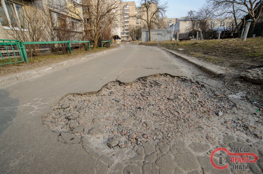 Ями, калюжі та просідання асфальту на броварських дорогах: друга порція фотознімків