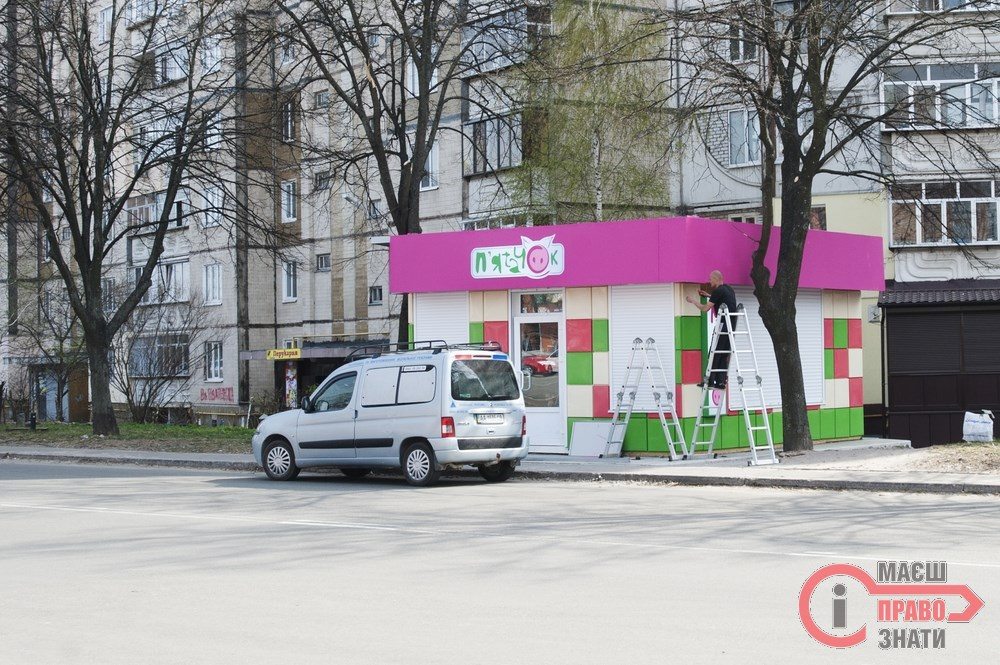 Замість зупинки навпроти "Терміналу" броварчанам підсунули м'ясний кіоск "П’ятачок"