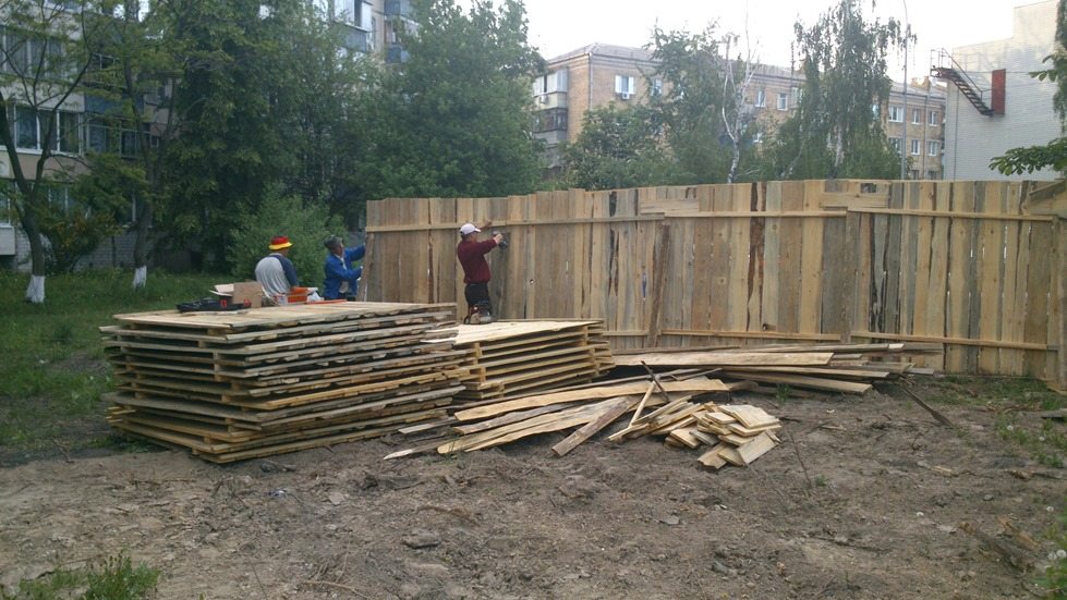 Невідомі зрубали кілька дерев по вул. Возз'єднання, щоб збудувати на їх місці аптеку?