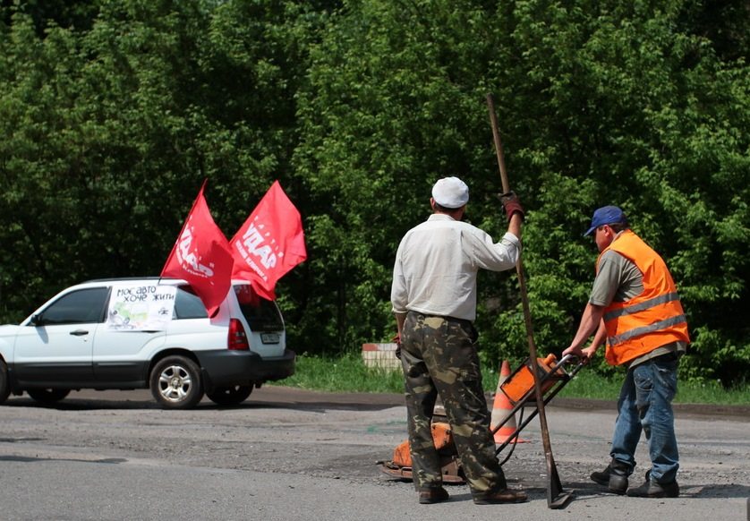 У відповідь на автопробіг «Дайте дорогу!» влада пообіцяла відремонтувати 33 вулиці