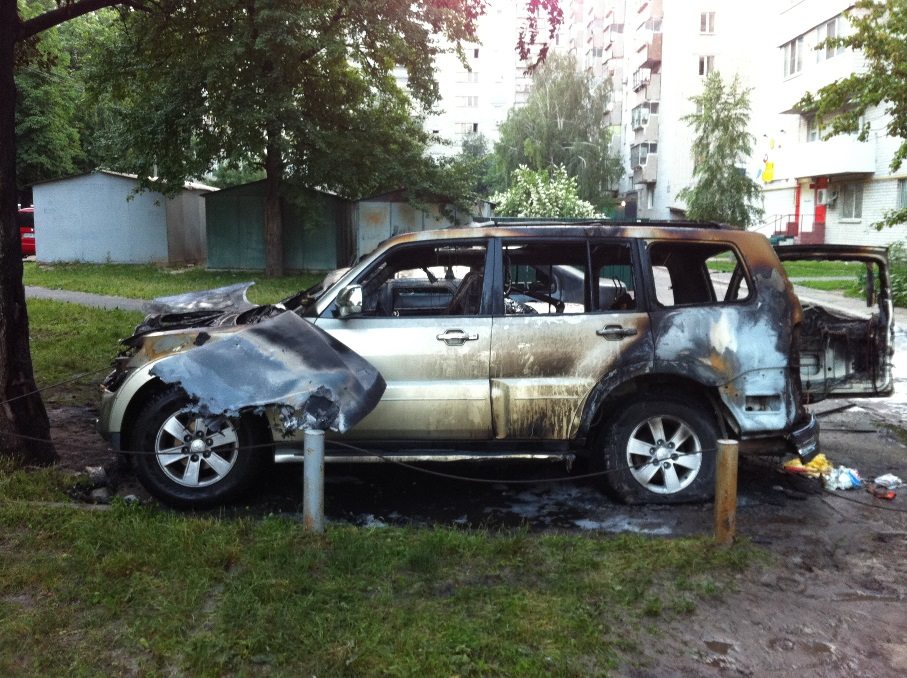 Сьогодні вночі депутату Роману Сімутіну спалили автомобіль - ФОТО, ВІДЕО