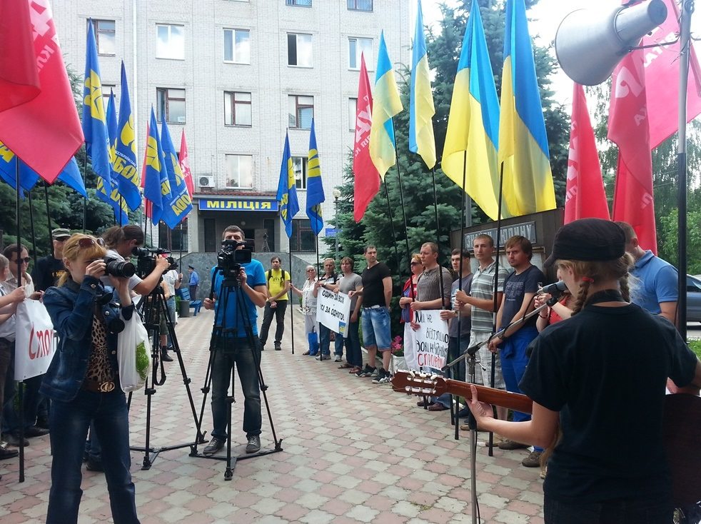 Понад сотня людей вийшла на протест проти «мєнтовського бєспрєдєла» у Броварах - ФОТО cover image