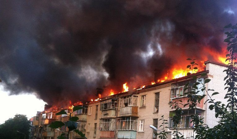 Бровари у вогні: охоплена полум’ям п’ятиповерхівка продовжила серію резонансних міських пожеж. Фото, Відео. cover image