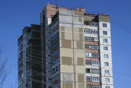 Після комунального «покращення» будівельні плити стали падати прямо на голови броварчан