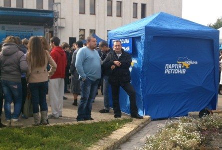 Міжрайонну ярмарку вакансій у Броварах перетворили на агітаційний захід Партії регіонів