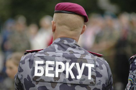 ЗМІ: Броварському "Беркуту" відключили Інтернет, не продають продукти та вішають чорні стрічки