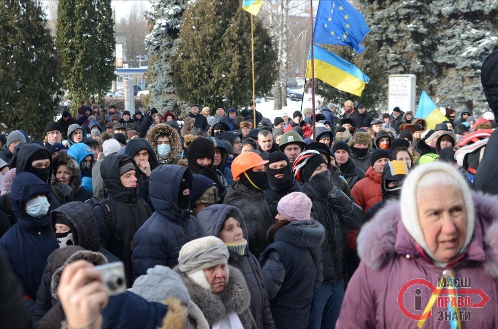 Броварчанам вдалось у мирний спосіб вигнати "тітушок" з міськради - ФОТО, ВІДЕО