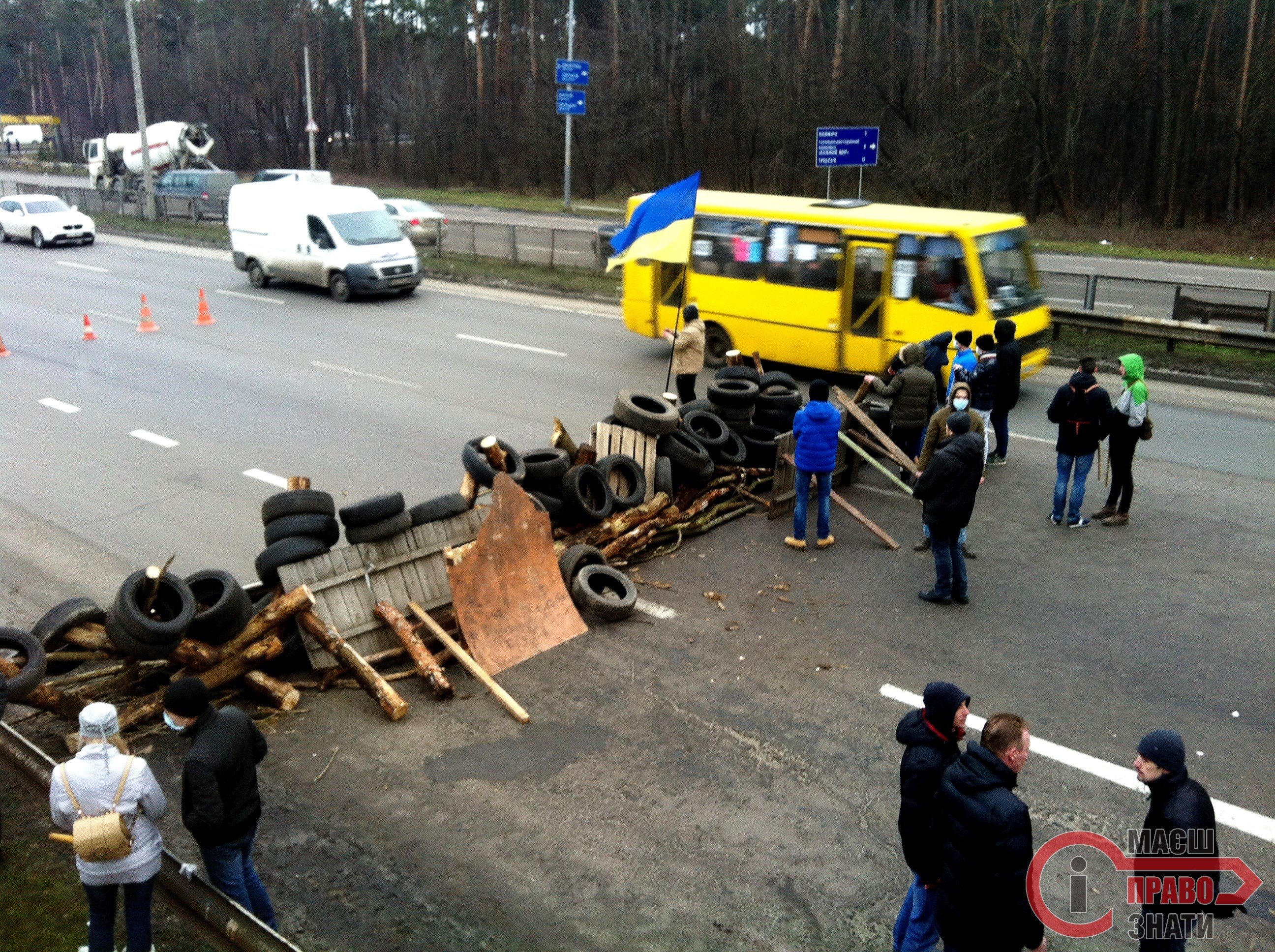На трасі Бровари-Київ активісти створили блок-пост для автобусів «тітушків» та «Беркуту» cover image