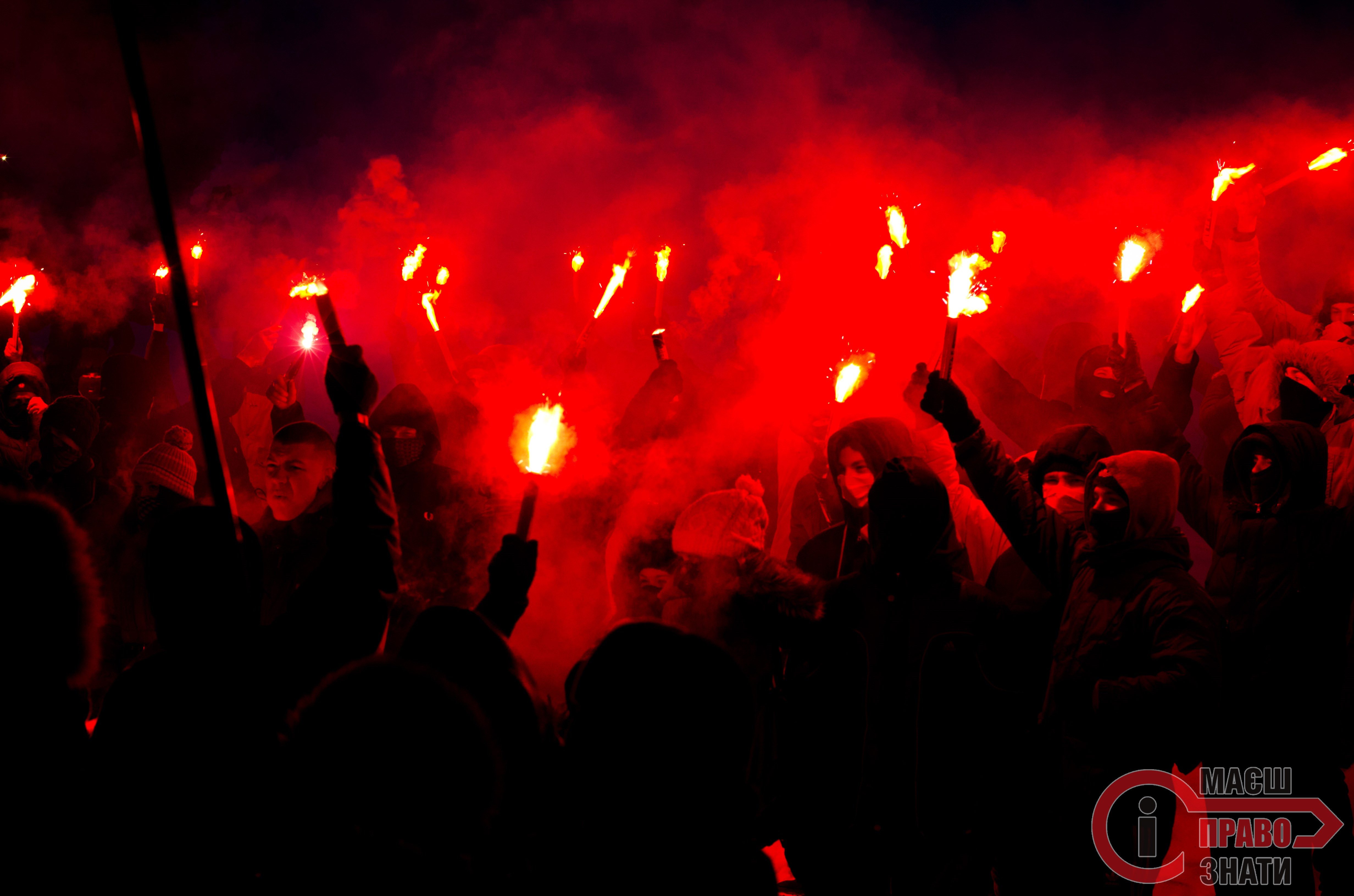 Після автопробігу протестувальники "підсвітили" броварський офіс Партії регіонів фаєрами