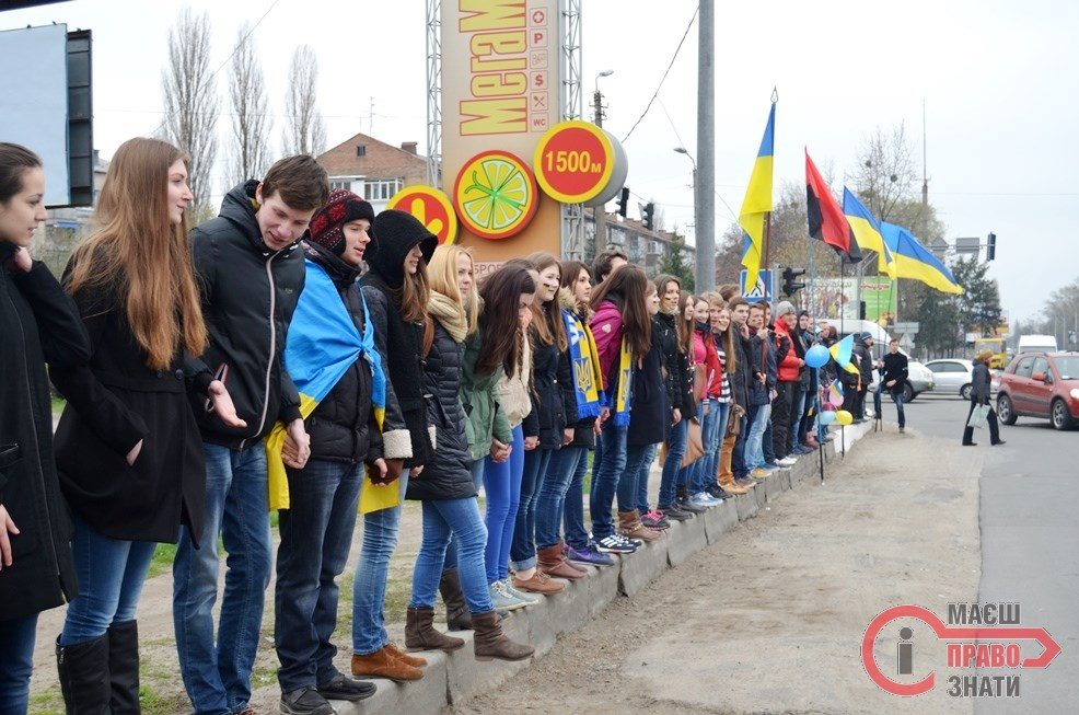 Три сотні броварчан об’єднались у живий ланцюг заради миру в Україні cover image