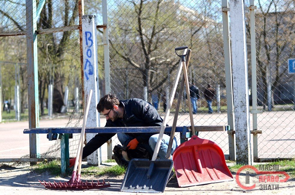 Як броварчани прибирали своє місто: репортаж з двох суботників напередодні третього