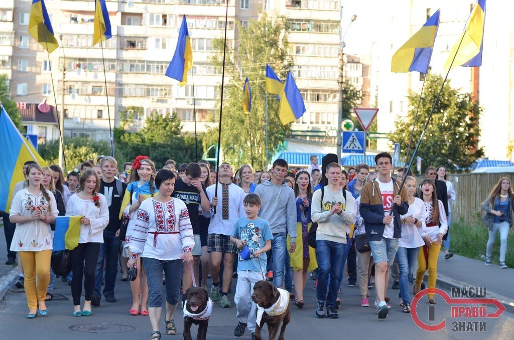 Дві сотні броварчан пройшлись містом у вишиванках, співаючи гімн та