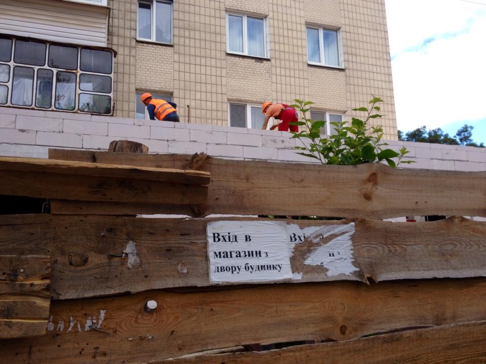 Виконавча служба не може знайти забудовника, щоб припинити розширення гастроному на вул. Кирпоноса