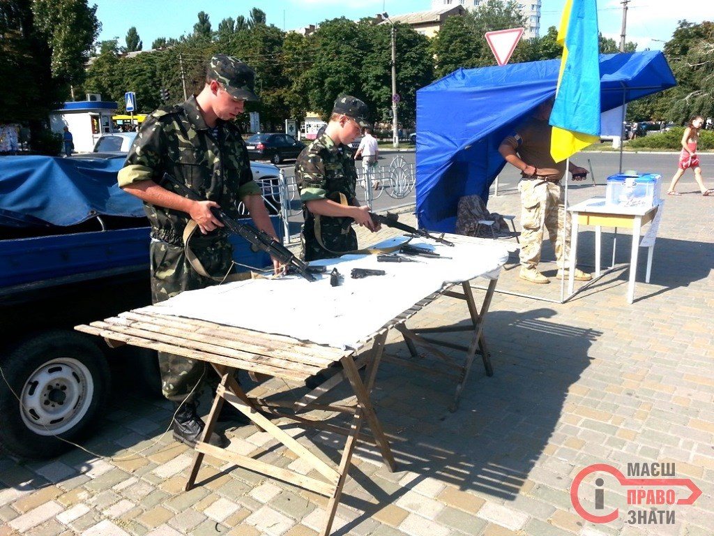 На Майдані Свободи навчають розбирати автомат Калашникова в обмін на допопогу для АТО