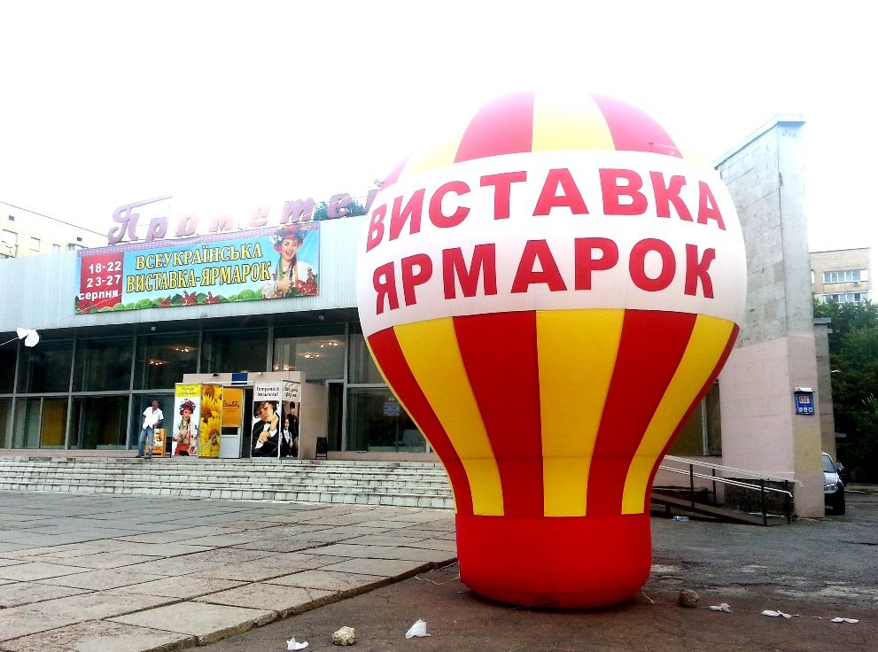 На свята броварчанам пропонують скупитись на двох ярмарках. Молодь підготувала альтернативу cover image