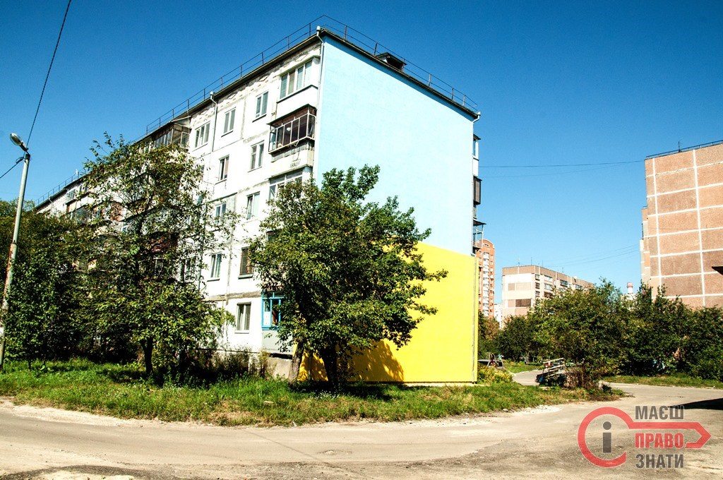 Синьо-жовті Бровари: в кольори національного прапора фарбують багатоповерхівки та подвір'я