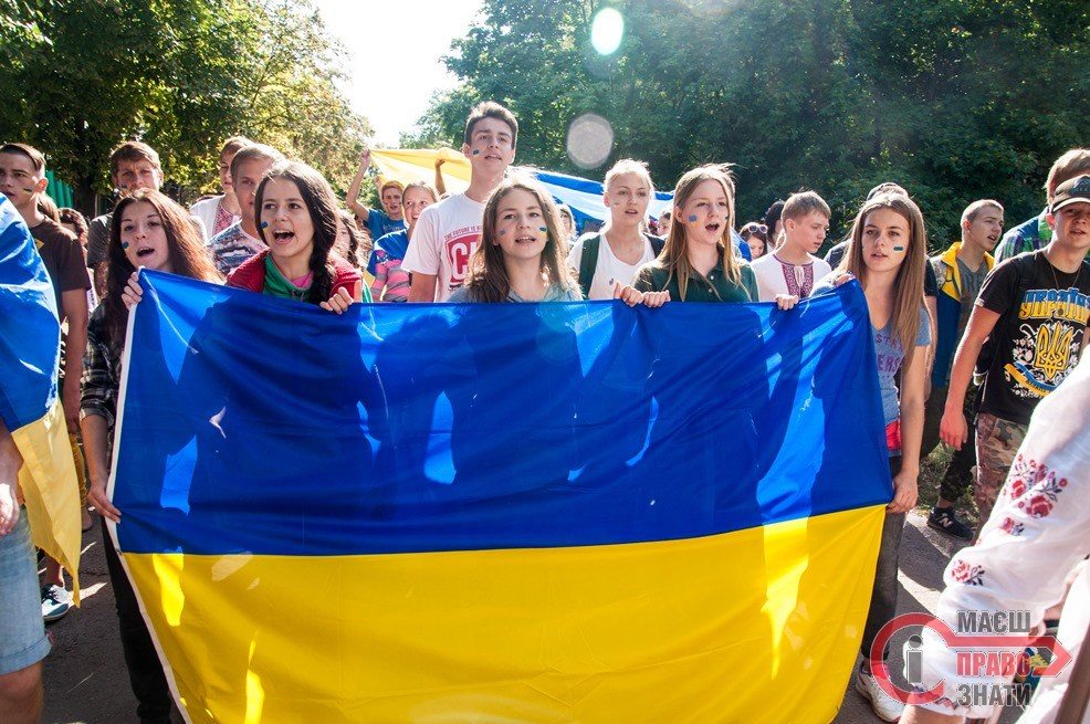 День прапора у Броварах: урочисте підняття, "живий ланцюг", фестиваль краси та ярмарки - ФОТО