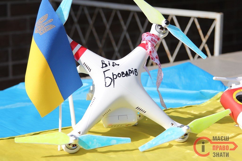 Безпілотний дрон, яким знімали аерофлешмоб на День міста, волонтери передали на фронт cover image