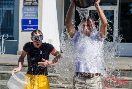 Під міськрадою меру Сапожку передали естафету IceBucketChallenge - ФОТО, ВІДЕО cover image