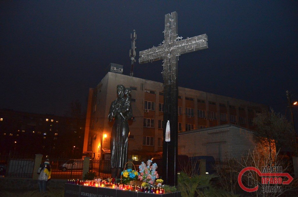 Молодь у Броварах вшанувала жертв голодомору пам'ятною ходою та запалила свічки