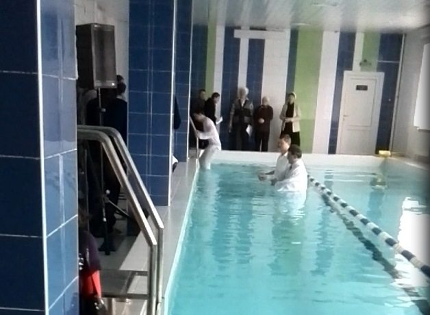 Господи, прости: броварчани обурились хрещенням в одязі в дитячій ванні басейну «Купава» - ВІДЕО