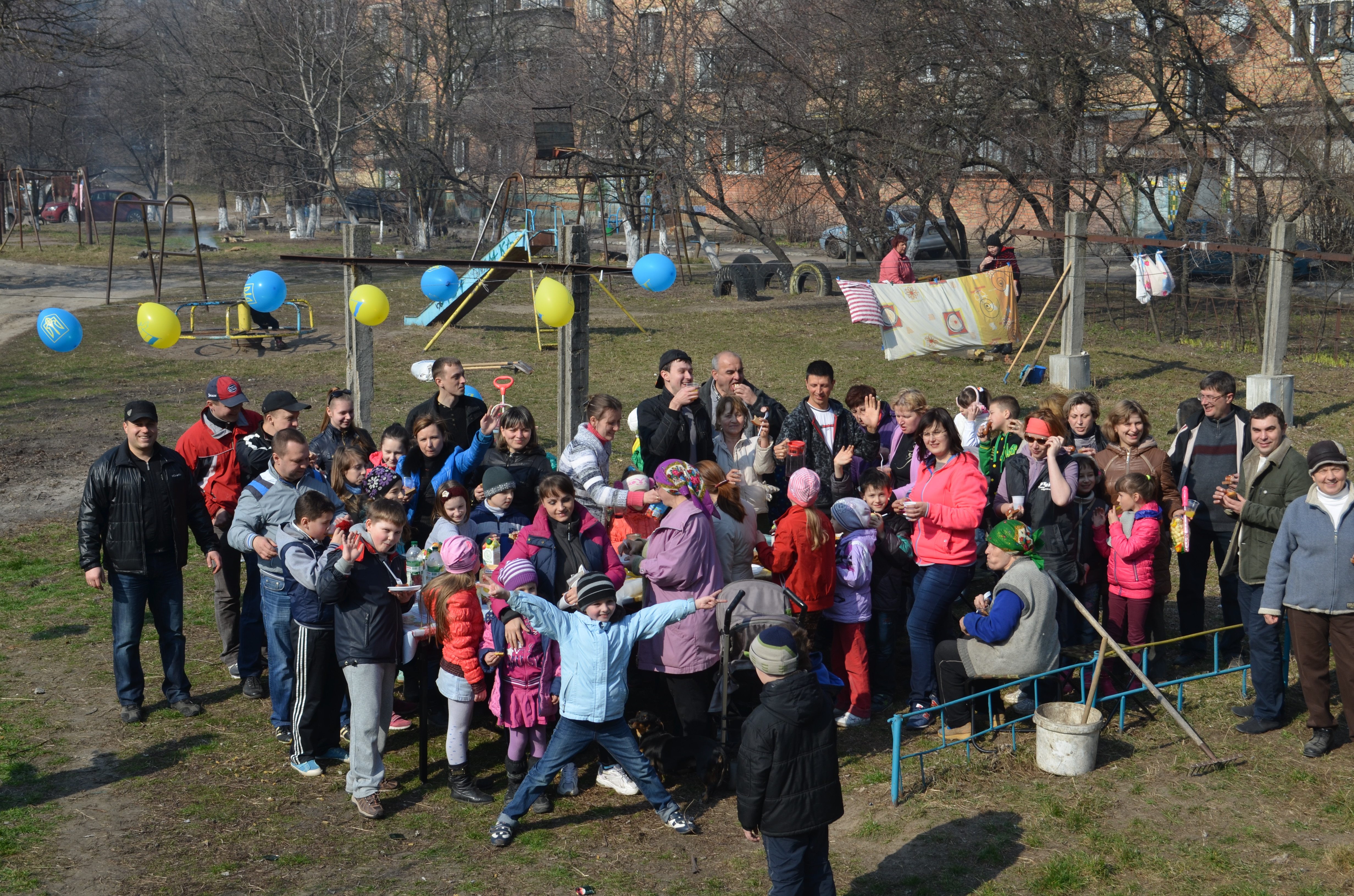 Толока «по-сусідськи», або Як броварчани святково провели «День сусіда» cover image