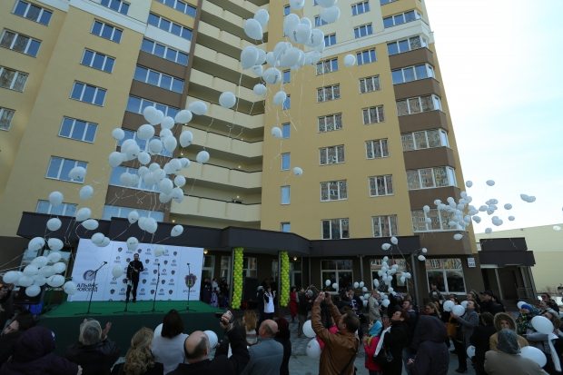 Квадратні метри до виборів: хто і навіщо подарував броварчанам 24 квартири?