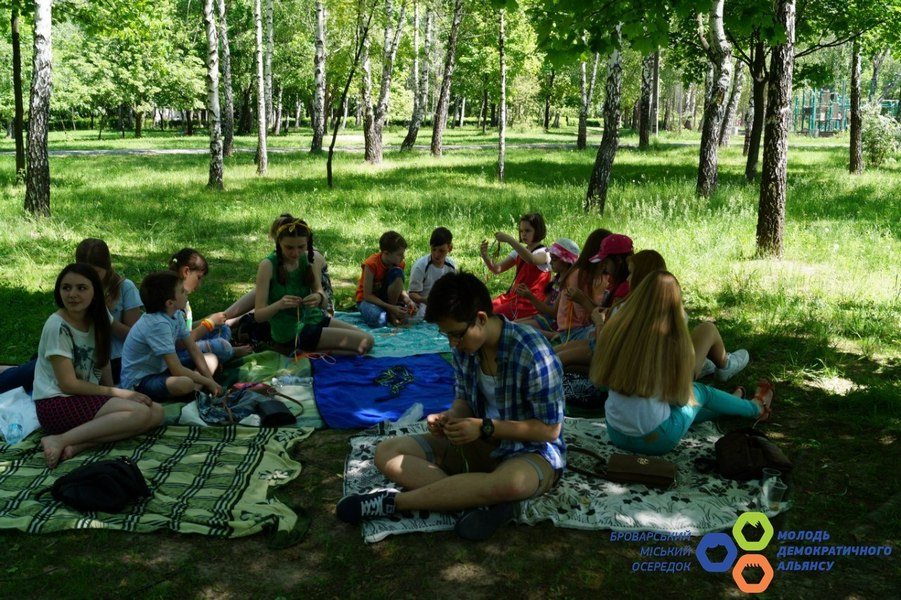 Оригінальні браслети своїми руками: "Бест друг" провів четвертий захід для дітей-переселенців