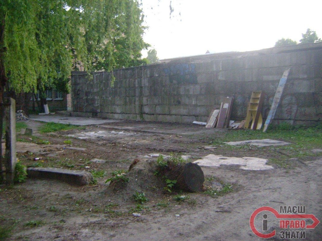 Власники прибрали 5 гаражів біля НВК. Решту влада обіцяє демонтувати до кінця літа cover image