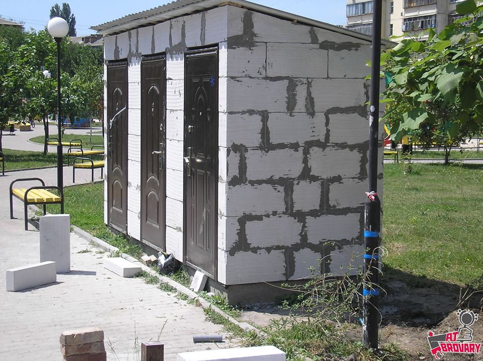 У парках та скверах Броварів встановлюють громадські вбиральні. Як реагують жителі? cover image