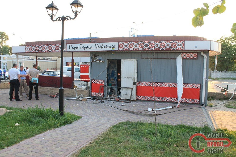 Через вибух у кіоску на "Розвилці" загинула жінка, що працювала у ньому продавцем