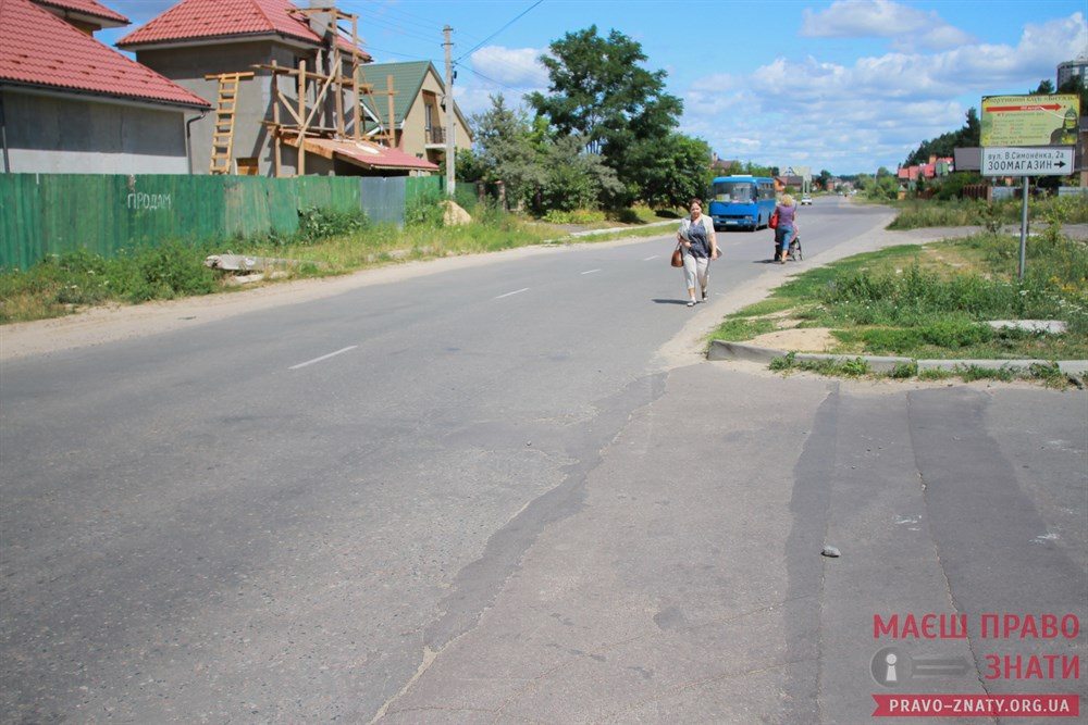 Через відсутність освітлення та тротуарів на вулиці Симоненка збивають мешканців cover image