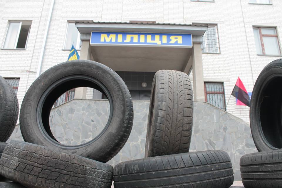 Збори громади і шини під міськвідділом - протест проти непрозорого призначення керівника броварської поліції cover image
