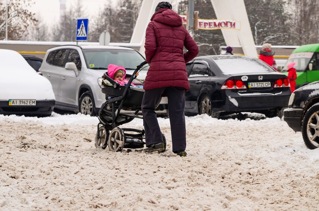 Бровари завалені снігом: на вулицях працює лише 5 одиниць спецтехніки. ФОТОРЕПОРТАЖ cover image