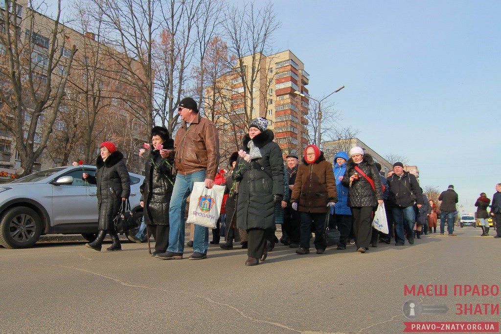 «Тиха хода» адмінресурсу: школярі, бюджетники та депутати поклали квіти до меморіалу Небесної сотні