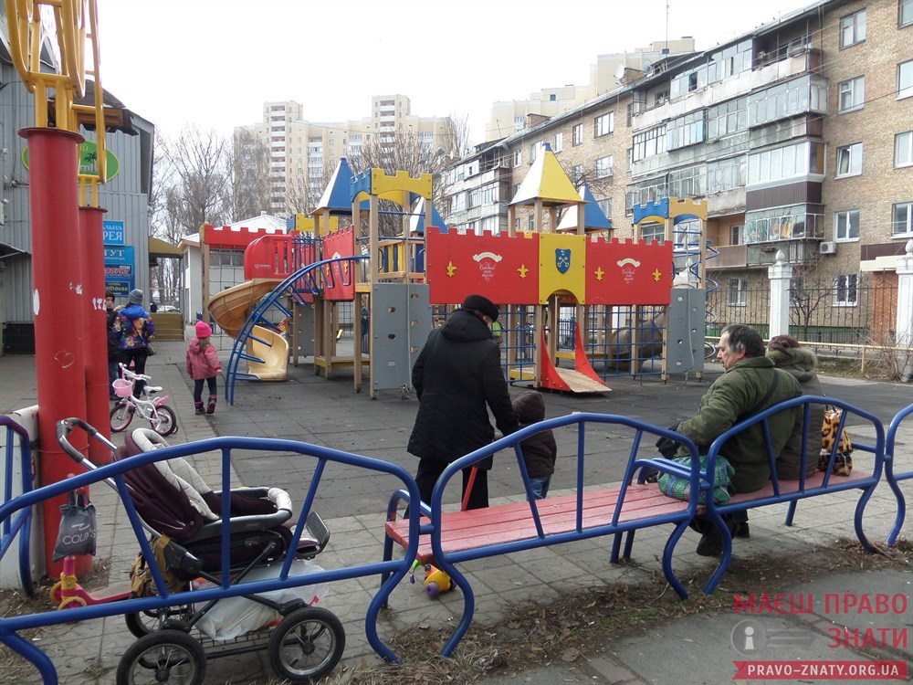  "Сотка", гойдалки. 11 гойдалки були перед лавочками