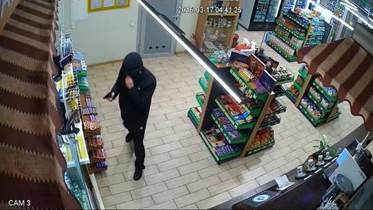 У Броварах зі зброєю пограбовано заправку: зловмисник стріляв у поліцейських та втік