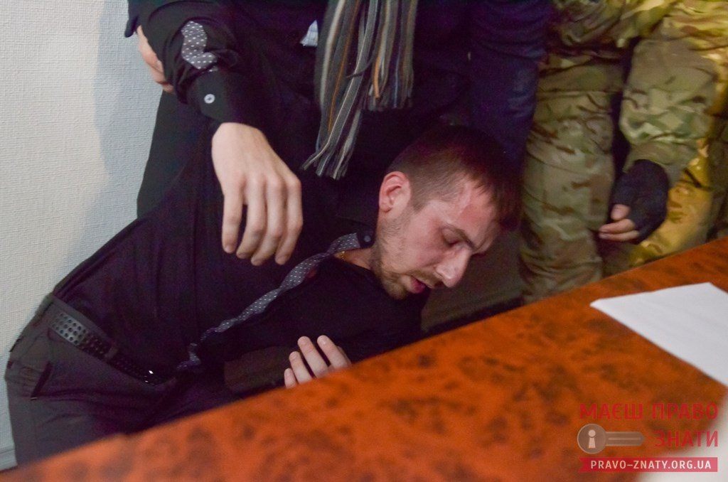 У броварській міськраді – масова бійка та сльозогінний газ, депутати стрибали з вікон другого поверху. ФОТО, ВІДЕО