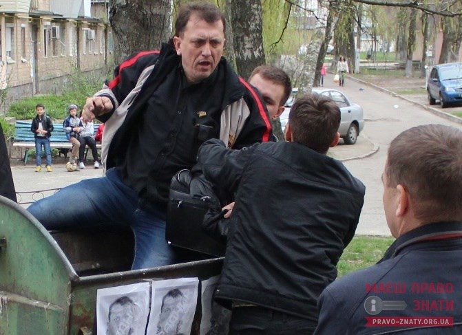 У Броварах голову земельної комісії викинули у сміттєвий бак, - ФОТО