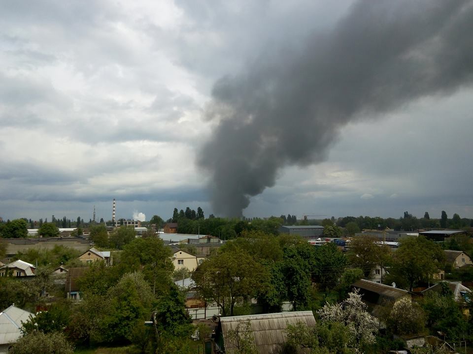Горять склади у броварському Промвузлі поблизу вокзалу  – очевидці [ОНОВЛЕНО]